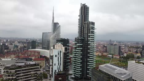 Rascacielos-Del-Distrito-De-Vaserine-De-Milán-En-Un-Día-Nublado,-Vista-Aérea