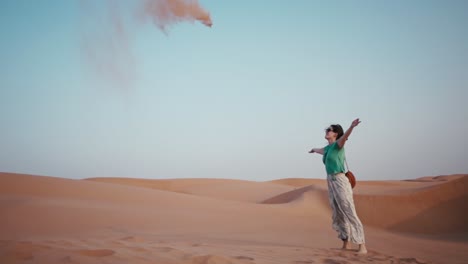 Frauen-Werfen-Freudig-Sand-In-Die-Wüste