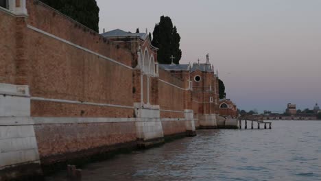 Wunderschöne-Gebäude-Der-Stadt-Venedig-Nach-Sonnenuntergang-Vom-Fahrenden-Boot-Aus