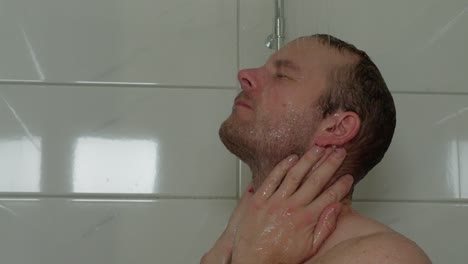 Ein-Müder-Mann-Findet-Trost-Unter-Dem-Beruhigenden-Strahl-Der-Dusche
