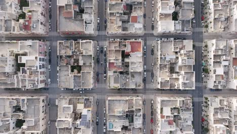 Langsam-Absteigende-Luftaufnahmen-Der-Quadratischen-Viertel-Von-Monopoli,-Italien