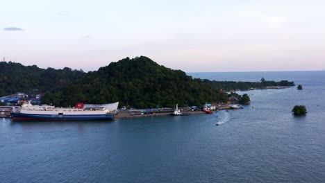 Hafen-Von-Balikpapan-Mit-Öltanker-Vor-Anker-In-Kalimantan,-Indonesien---Drohnenaufnahme-Aus-Der-Luft