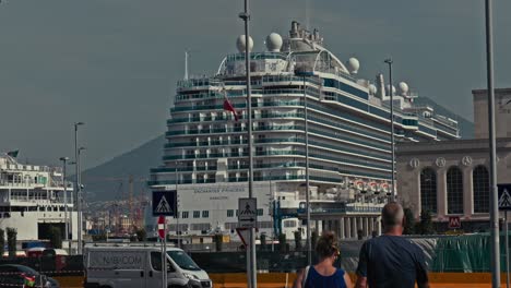 Crucero-Atracado-En-El-Puerto-De-Nápoles,-Italia