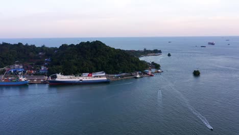 Öltanker-Und-Fähren-Legten-Im-Hafen-Der-Stadt-Balikpapan-Im-Osten-Von-Kalimantan,-Indonesien,-An