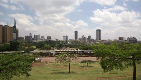 Panorama-Del-Horizonte-De-Nairobi-A-La-Izquierda-Y-Jardines-Públicos-En-Primer-Plano.