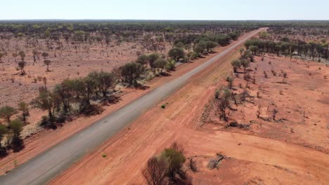 Drohne-Fliegt-Und-Steigt-Dann-über-Eine-Versiegelte,-Verlassene-Landstraße-Im-Australischen-Outback-Auf