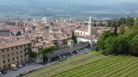 Alte-Historische-Stadt-Rovereto-In-Italien,-Luftdrohnenansicht