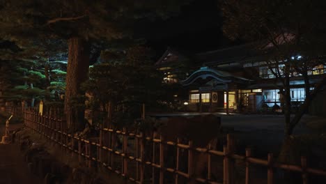 Hotel-Ryokan-De-Estilo-Tradicional-Japonés,-Ambiente-Tranquilo-Por-La-Noche