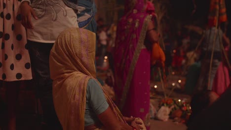 Mujeres-Indias-Que-Asisten-Al-Festival-De-La-Luz-En-Varanasi,-Uttar-Pradesh.