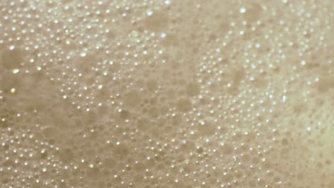 Tapete-Einer-Decke-Aus-Weißen,-Seifigen,-Einhüllenden-Blasen