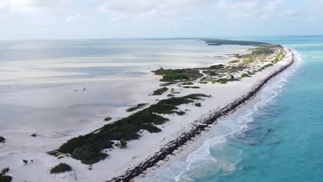 Luftaufnahme-Des-Paradiesischen-Weißen-Sandstrandes-Von-Isla-Blanca-Und-Des-Blauen-Karibischen-Meeres-In-Cancun,-Mexiko
