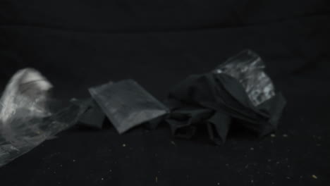 Es-Ist-Das-Bild-Von-Verschüttetem-Müll-Auf-Schwarzem-Hintergrund