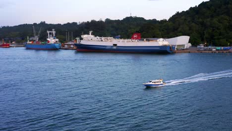 Schnellboot-Fährt-In-Der-Nähe-Des-Hafens-Von-Balikpapan-In-Kalimantan,-Indonesien-–-Drohnenschuss