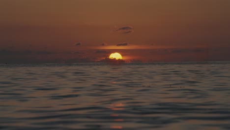 Goldene-Stunde,-Großer-Runder-Gelber-Sonnenuntergang-Mit-Wolken,-Sanfte-Meereswellen-In-Zeitlupe-In-Der-Karibik