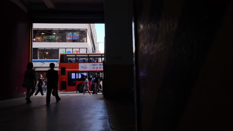 Gente-Caminando-Por-Las-Calles-De-Hong-Kong,-Grabada-Desde-El-Interior-Del-Estacionamiento-Del-Edificio.