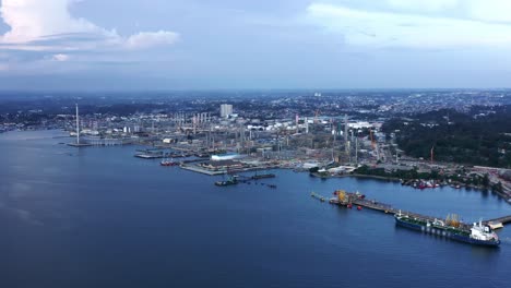 Erweiterungslandschaft-Des-Industriegebiets-Am-Hafen-Der-Stadt-Balikpapan-Mit-Der-Ölraffinerie-Pertamina-In-Indonesien