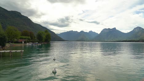 El-Lago-De-Annecy-Ofrece-Majestuosas-Vistas-A-Las-Montañas.
