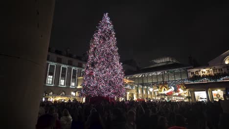 Multitudes-Ocupadas-En-Covent-Garden-Con-Un-árbol-De-Navidad-Festivo-Iluminado-Por-La-Noche