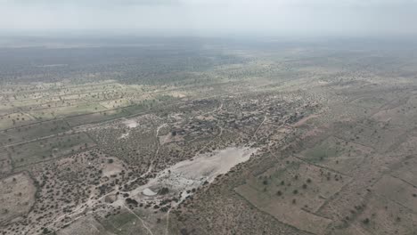 Luftaufnahmen-Von-Leerem-Land-über-Dem-Ländlichen-Tharparkar,-Ost-Sindh,-Pakistan