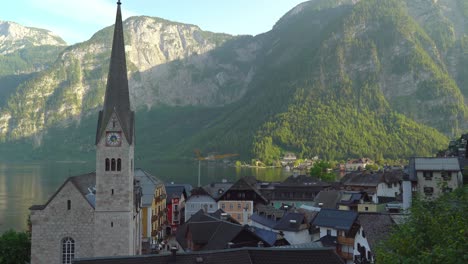 Hallstätter-Kirche-Mit-Blick-Auf-Das-Dorfpanorama
