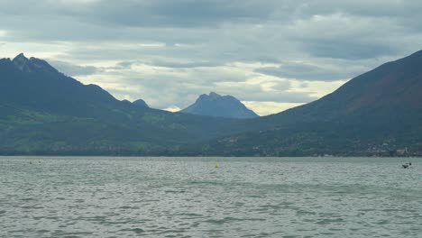 El-Lago-De-Annecy-Se-Formó-Hace-Unos-18.000-Años,-En-El-Momento-En-Que-Se-Derritieron-Los-Grandes-Glaciares-Alpinos.