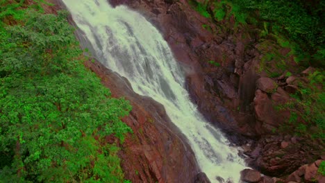 Fesselnde-Drohnenperspektive-Auf-Den-Majestätischen-Bijagual-Wasserfall-Im-Herzen-Der-üppigen-Landschaften-Costa-Ricas