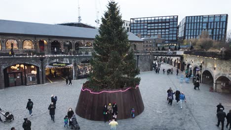 Festlicher-Großer-Weihnachtsbaum-Am-Coal-Drops-Yard-In-Kings-Cross,-London