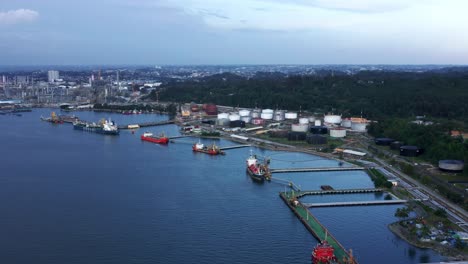 Hafen-Von-Balikpapan-Und-Ölraffinerieanlage-PT-Pertamina-In-Kalimantan,-Indonesien-–-Luftdrohnenaufnahme
