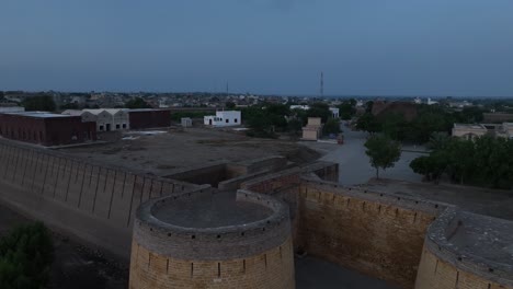Luftaufnahme-Der-Festung-Umerkot-Nach-Sonnenuntergang-Im-Pakistanischen-Distrikt-Tharparkar