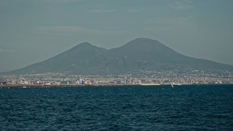 Mount-Vesuvius-over-Naples-cityscape,-Italy
