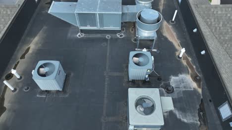 HVAC-Klimaanlagen-Auf-Dem-Dach.-Antenne