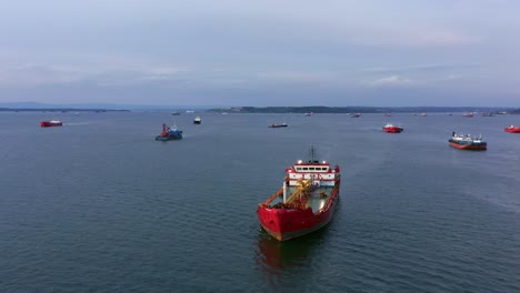 Öltanker-Und-Schifffahrtsschiffe-Vor-Der-Küste-Von-Balikpapan-Bei-Sonnenuntergang-In-Kalimantan,-Indonesien