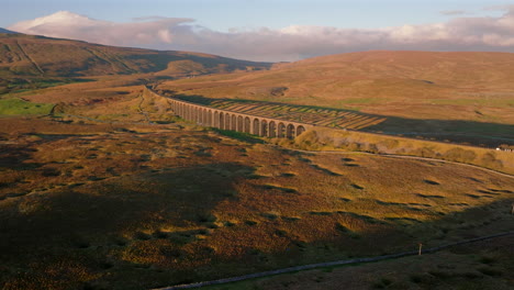 Erstellen-Einer-Luftdrohnenaufnahme-Des-Ribblehead-Viadukts-Bei-Sonnenuntergang-Zur-Goldenen-Stunde-In-Yorkshire-Dales-Mit-Langen-Schatten-In-Großbritannien