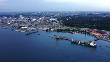 Aerial-View-Of-PT-Pertamina-Oil-Refinery-Plant-At-The-Port-City-Of-Balikpapan-In-Kalimantan,-Indonesia