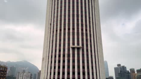 Zeitraffer-Der-Steigenden-Fensterputzplattform-Auf-Einem-Wolkenkratzer-In-Hongkong-An-Einem-Düsteren-Tag