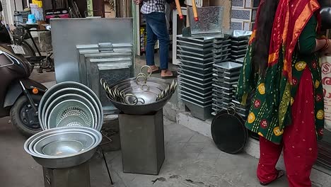 Stainless-steel-utensils-used-in-daily-life-are-being-sold-in-the-shop