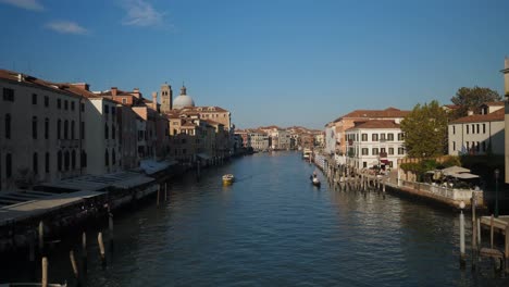 Iconic-Venice-cityscape-and-canal-with-gondolas,-static-view