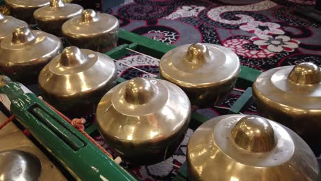 Javanische-Gamelan-Musikinstrumente,-Glocken-Und-Bronzegongs-Aus-Indonesien,-Nahaufnahme