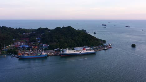 Öltanker-Und-Passagierschiff-Auf-Der-Werft-Im-Hafen-Von-Balikpapan,-Ostkalimantan,-Indonesien