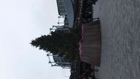 Festlicher-Weihnachtsbaum-Am-Coal-Drops-Yard-In-Kings-Cross,-London