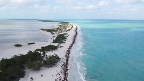 Luftaufnahme-Des-Strandes-Isla-Blanca-Mit-Weißem-Sand-Und-Blauen-Karibischen-Meereswellen-In-Cancun,-Mexiko