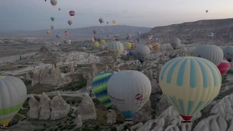Luftaufnahme-Türkei-In-Kappadokien-Heißluftballon-Schöne-Drohnenaufnahme-Viele-Touristen-Sitzen-Im-Ballon