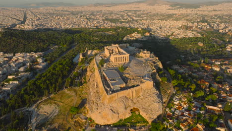 Dolly-Rückseite-Zeigt-Luftaufnahme-Der-Athener-Akropolis-Bei-Sonnenaufgang