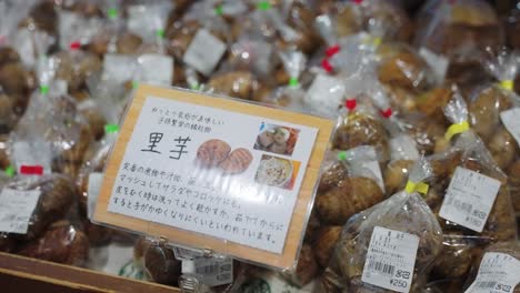 Japanische-„Taro“-Yamswurzeln-Zum-Verkauf-Auf-Dem-Ländlichen-Bauernmarkt