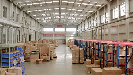 Ein-Großes-Lagerhaus-Einer-Chinesischen-Fabrik,-Gefüllt-Mit-Hunderten-Verpackter-Waren