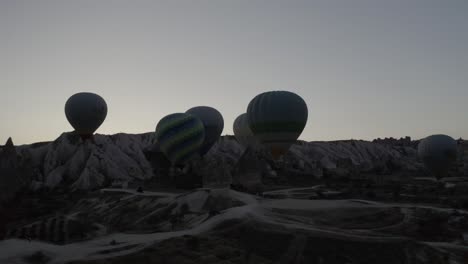 Luftaufnahme-Der-Türkei-In-Kappadokien,-Heißluftballon,-Der-Auf-Touristen-Herabsteigt