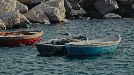Barcos-Pesqueros-Amarrados-En-El-Belvedere,-Nápoles,-Italia