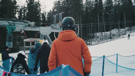 Skifahrer-Stehen-Schlange-Vor-Dem-Skilift