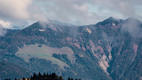 Über-Den-Bergen-Der-österreichischen-Zentralalpen-Steigen-Tiefe-Wolken-Auf