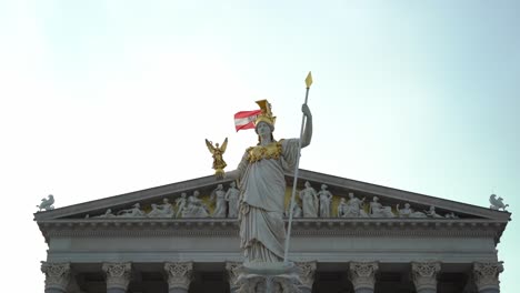 Pájaro-Vuela-Junto-A-La-Estatua-De-La-Fuente-Cerca-Del-Parlamento-Austriaco